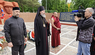 Архиепископ Юстиниан возглавил церемонию возложения цветов к воинскому мемориалу в городе Элисте 