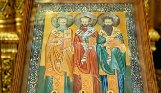 В день памяти святителей Василия Великого, Григория Богослова и Иоанна Златоустого архиепископ Юстиниан совершил Литургию в Казанском соборе Элисты