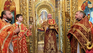 В праздник Всемирного Воздвижения архиепископ Юстиниан совершил Литургию в Казанском соборе Элисты 