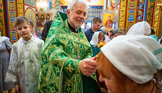 В день Святой Троицы архиепископ Юстиниан совершил Литургию и вечерню в Казанском соборе Элисты 