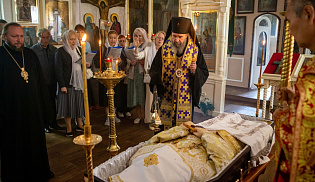 В праздник Всемирного Воздвижения архиепископ Юстиниан совершил Литургию в Казанском соборе Элисты 
