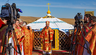 Архиепископ Юстиниан совершил Литургию в храме-кибитке в память священников-просветителей Калмыкии