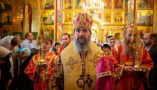 В праздник Всемирного Воздвижения архиепископ Юстиниан совершил Литургию в Казанском соборе Элисты 