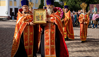 В праздник Всемирного Воздвижения архиепископ Юстиниан совершил Литургию в Казанском соборе Элисты 
