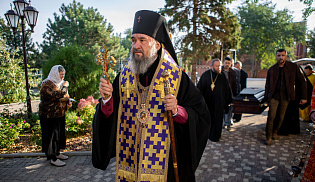 В праздник Всемирного Воздвижения архиепископ Юстиниан совершил Литургию в Казанском соборе Элисты 
