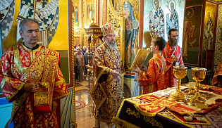 В праздник Всемирного Воздвижения архиепископ Юстиниан совершил Литургию в Казанском соборе Элисты 