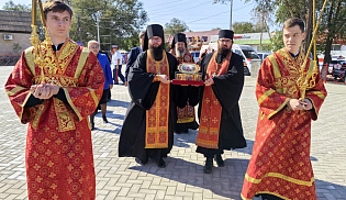 Архиепископ Юстиниан благословил жителей Сарпинского района Калмыкии ковчегом с мощами Георгия Победоносца 
