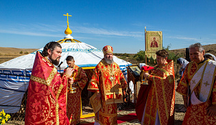 Архиепископ Юстиниан совершил Литургию в храме-кибитке в память священников-просветителей Калмыкии