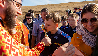 Архиепископ Юстиниан совершил Литургию в храме-кибитке в память священников-просветителей Калмыкии