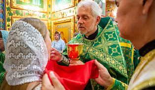 В день Святой Троицы архиепископ Юстиниан совершил Литургию и вечерню в Казанском соборе Элисты 