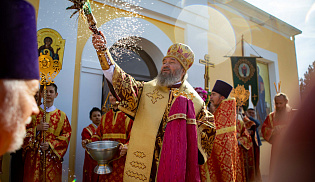 В праздник Всемирного Воздвижения архиепископ Юстиниан совершил Литургию в Казанском соборе Элисты 
