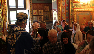 В праздник иконы «Всецарица» архиепископ Юстиниан совершил Литургию в Казанском соборе Элисты 