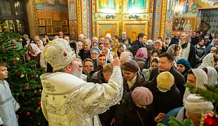 В праздник Рождества Христова архиепископ Юстиниан совершил ночное богослужение в Казанском храме Элисты