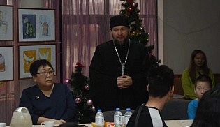 Казанский собор Элисты передал новогодние подарки подопечным центра «Седкл»