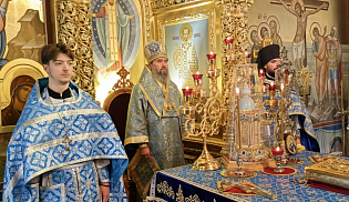 Архиепископ Юстиниан совершил Литургию в Казанском соборе Элисты 