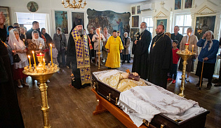 В праздник Всемирного Воздвижения архиепископ Юстиниан совершил Литургию в Казанском соборе Элисты 