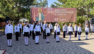 В Элисте состоялось торжественное построение учащихся казачьих классов в честь праздника Покрова Пресвятой Богородицы
