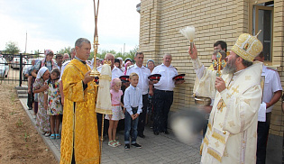Архиепископ Юстиниан совершил Литургию в храме-часовне Нерукотворного образа Спасителя в Сарпинском районе