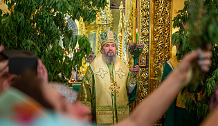 В день Святой Троицы архиепископ Юстиниан совершил Литургию и вечерню в Казанском соборе Элисты 