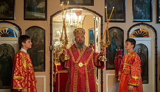 Архиепископ Юстиниан совершил вечернее богослужение в Крестовоздвиженском храме Элисты