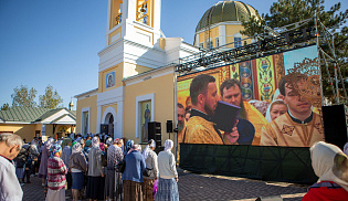 В Элисте состоялись торжества в честь 80-летия Явления Христа Спасителя