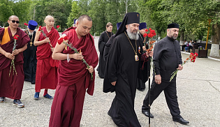 Архиепископ Юстиниан возглавил церемонию возложения цветов к воинскому мемориалу в городе Элисте 