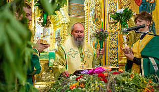 В день Святой Троицы архиепископ Юстиниан совершил Литургию и вечерню в Казанском соборе Элисты 