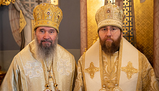 Архиепископ Юстиниан совершил Литургию в Троицком соборе Саратова