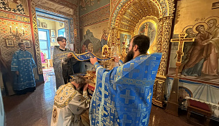 Архиепископ Юстиниан совершил Литургию в Казанском соборе Элисты 