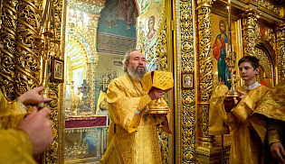 Архиепископ Юстиниан совершил Литургию в Казанском соборе Элисты 