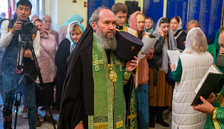 В день преставления Сергия Радонежского архиепископ Юстиниан совершил Литургию в Софийском храме Элисты