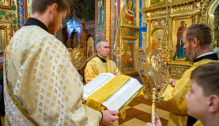 Архиепископ Юстиниан совершил Литургию в Казанском соборе Элисты 