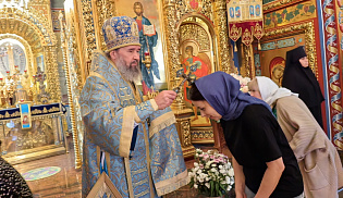 Архиепископ Юстиниан совершил Литургию в Казанском соборе Элисты 