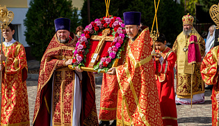 В праздник Всемирного Воздвижения архиепископ Юстиниан совершил Литургию в Казанском соборе Элисты 