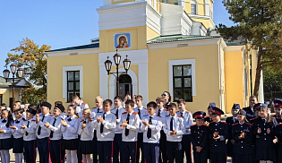 В Элисте состоялось торжественное построение учащихся казачьих классов в честь праздника Покрова Пресвятой Богородицы