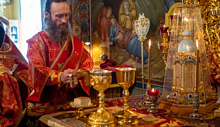В праздник Всемирного Воздвижения архиепископ Юстиниан совершил Литургию в Казанском соборе Элисты 