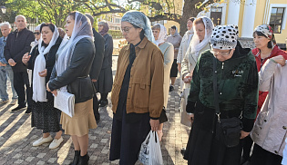 Архиепископ Юстиниан совершил Литургию в Казанском соборе Элисты