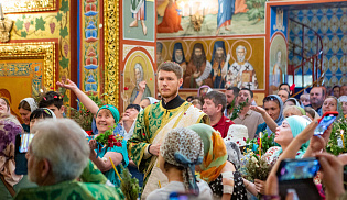 В день Святой Троицы архиепископ Юстиниан совершил Литургию и вечерню в Казанском соборе Элисты 