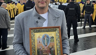 Борис Корчевников пронес икону Явления Господа Иисуса Христа в Элисте в Общемосковском крестном ходе