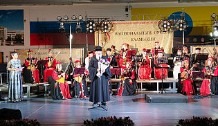 Архиепископ Юстиниан наградил Грамотой коллектив Национального оркестра Калмыкии