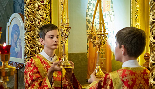 В праздник Всемирного Воздвижения архиепископ Юстиниан совершил Литургию в Казанском соборе Элисты 
