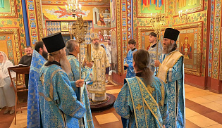 Архиепископ Юстиниан совершил Литургию в Казанском соборе Элисты 