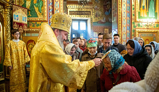 Архиепископ Юстиниан совершил Литургию в Казанском соборе Элисты 