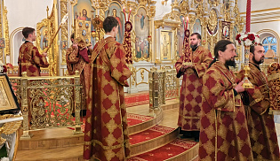 В канун дня памяти святого мученика Лонгина Сотника архиепископ Юстиниан принял участие в богослужении в Спасо-Вознесенском соборе Ульяновска