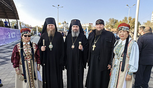 Архиепископ Юстиниан и епископ Роман поздравили элистинцев с Днём народного единства 