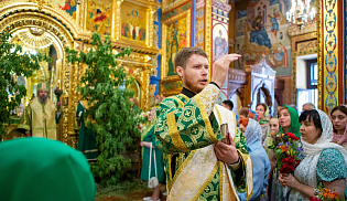 В день Святой Троицы архиепископ Юстиниан совершил Литургию и вечерню в Казанском соборе Элисты 