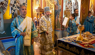 В праздник Рождества Пресвятой Богородицы архиепископ Юстиниан совершил Литургию в Казанском соборе Элисты