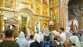 Архиепископ Юстиниан совершил Литургию в Казанском соборе Элисты 