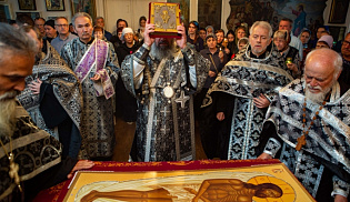 Архиепископ Юстиниан совершил вечерню с выносом Плащаницы и утреню Великой Субботы с погребением Спасителя 