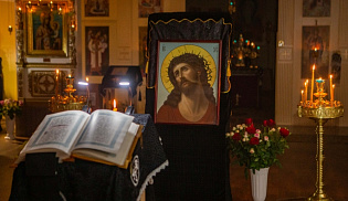 Архиепископ Юстиниан совершил утреню Великого Пятка с чтением двенадцати страстных Евангелий в Софийском храме Элисты 